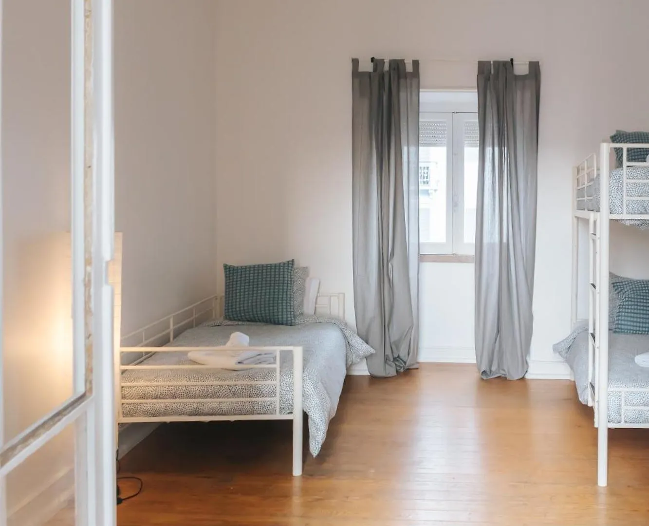 Homestay Aquilla Family Room 307 Lisbon Portugal
