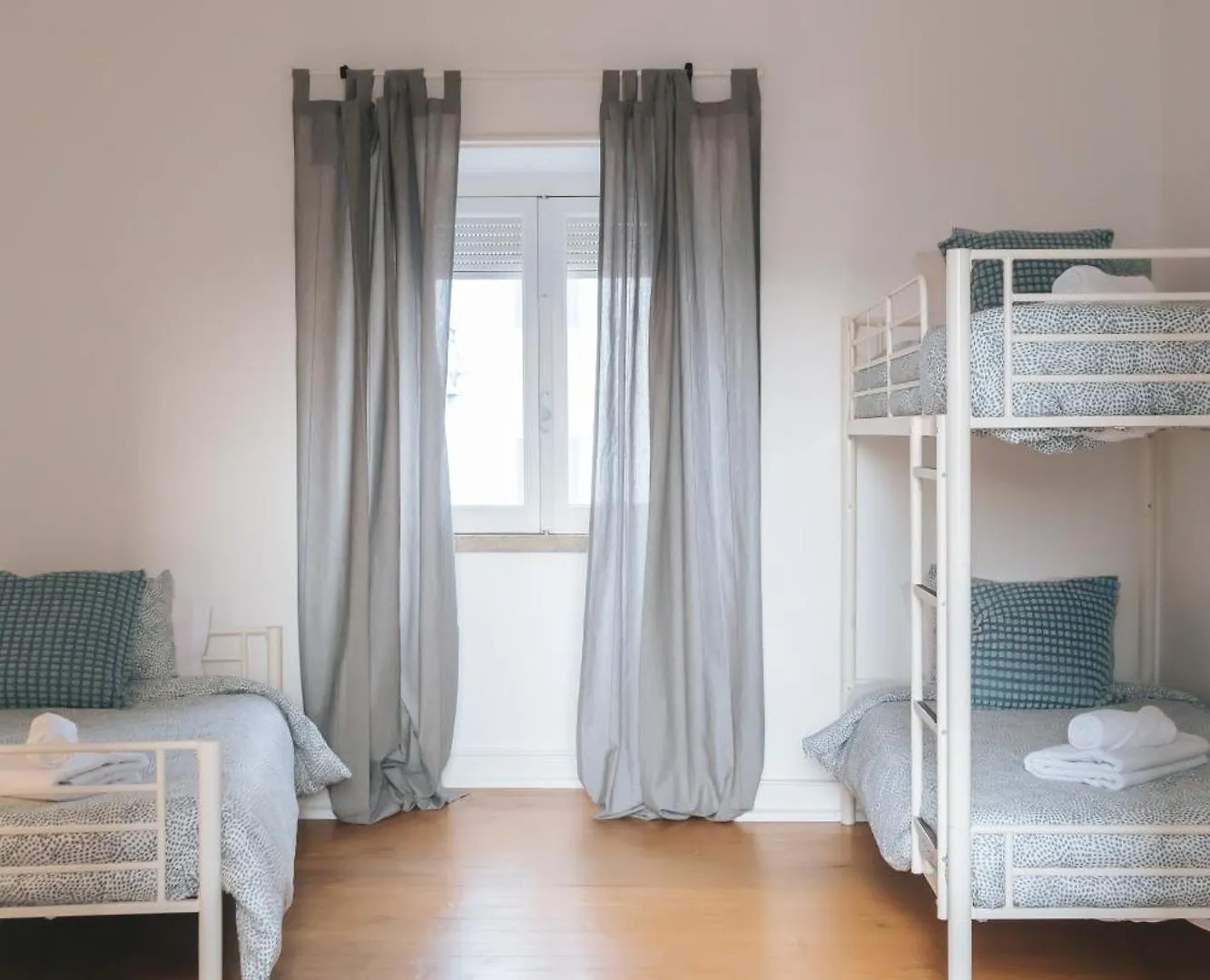 Homestay Aquilla Family Room 307 Lisbon Portugal